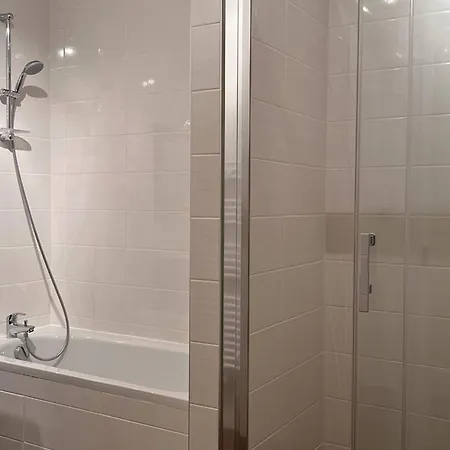 Spacieux En Centre-ville Pour 6 Pers. Avec Vue Sur Montagne - Fr-1-234-327 Apartment *